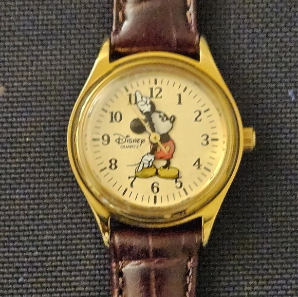 VINTAGE NWOT COLLECTIBLE DISNEY MICKEY MOUSE WATCH - Picture 1 of 6